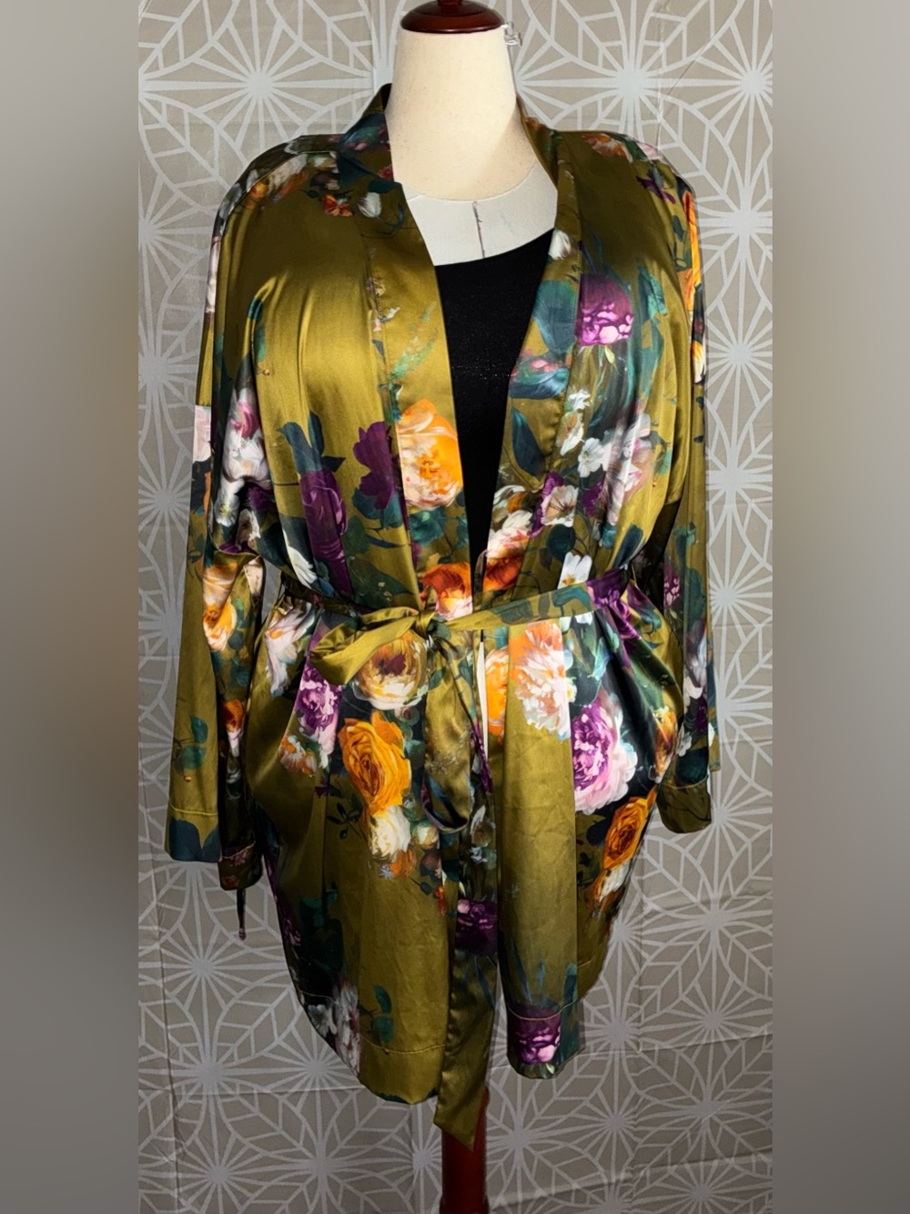Printed Stretch Satin Robe (Renaissance Roses Green Moss, Size 22/24) - Picture 8 of 12